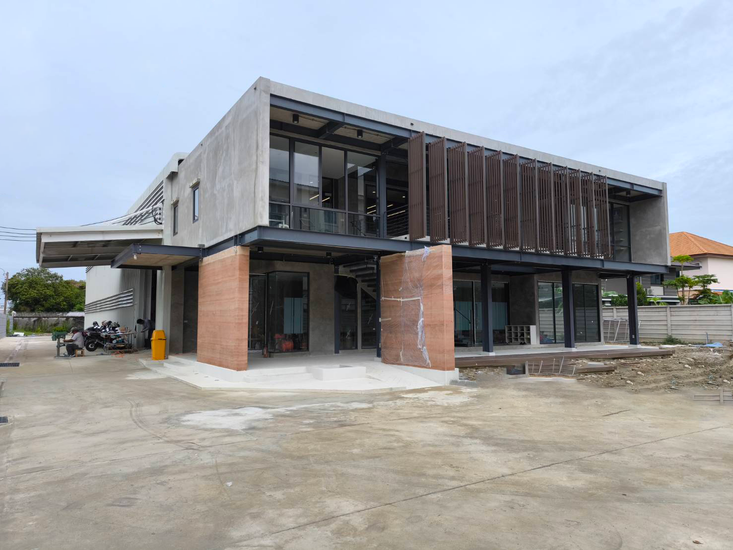 ภาพภายนอกโกดังสำเร็จรูประบบ PEB พร้อมสำนักงาน 2 ชั้น