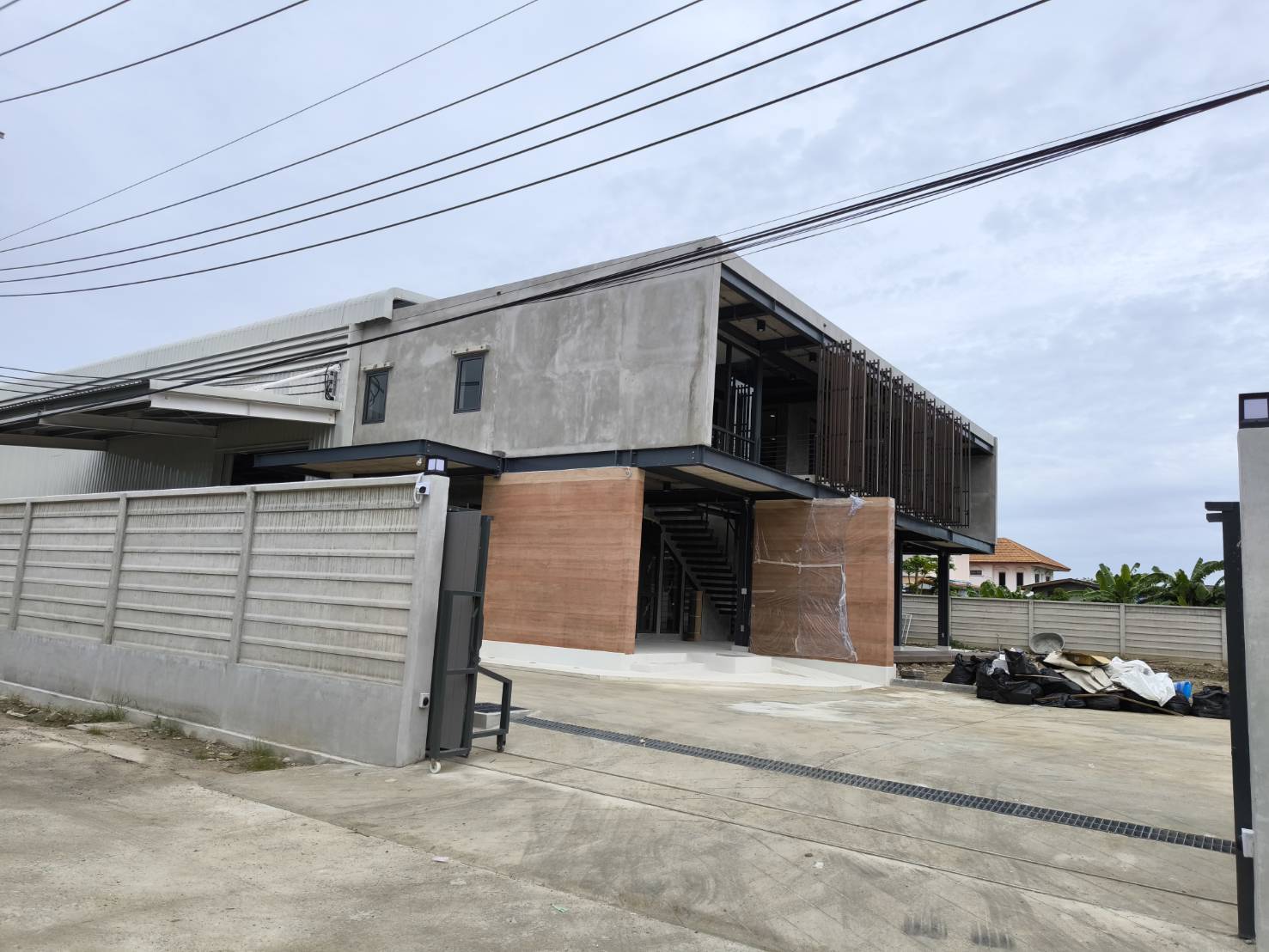 มุมมองด้านหน้าอาคาร PEB