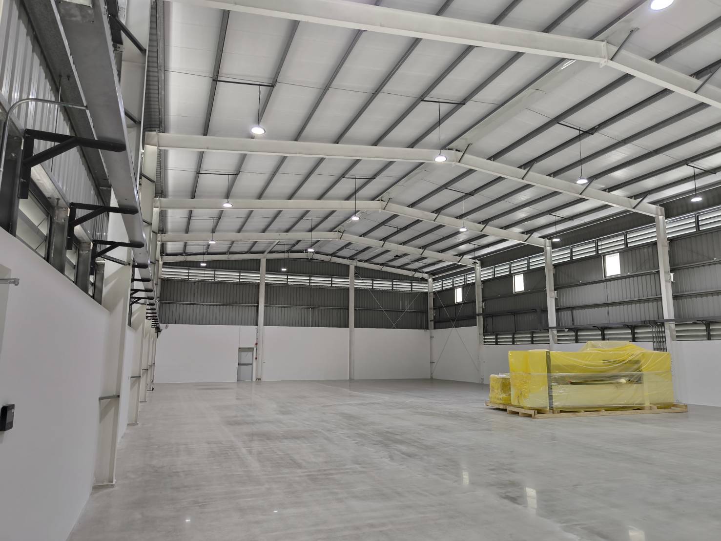 ภาพภายในโกดังและสำนักงาน 2 ชั้น ระบบ PEB