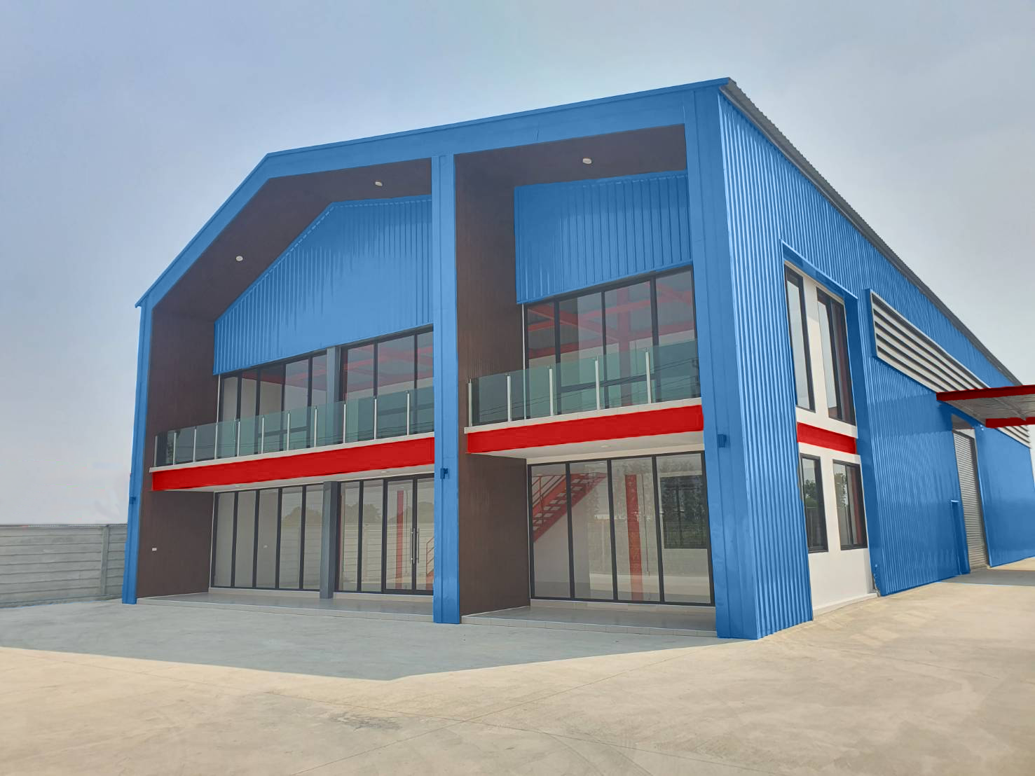 ภายในโรงงานสำเร็จรูปโครงสร้างเหล็ก PEB พื้นที่โล่งกว้าง