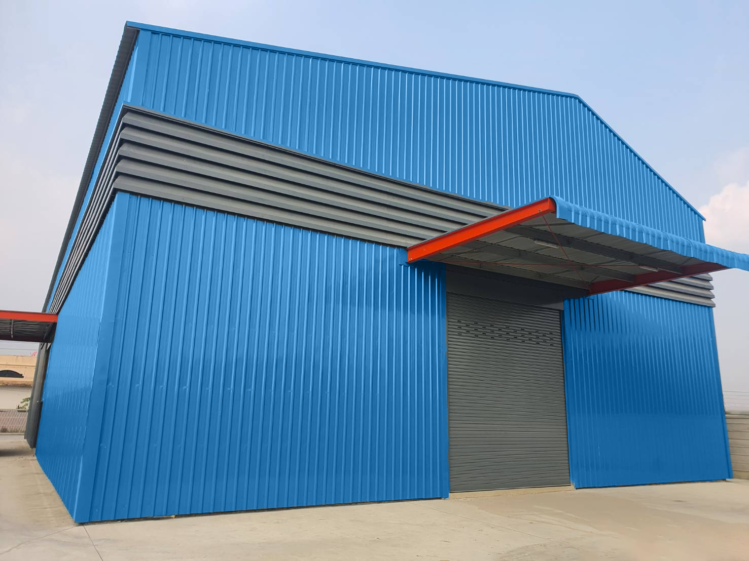 ด้านข้างโรงงานและทางวิ่งรอบอาคาร