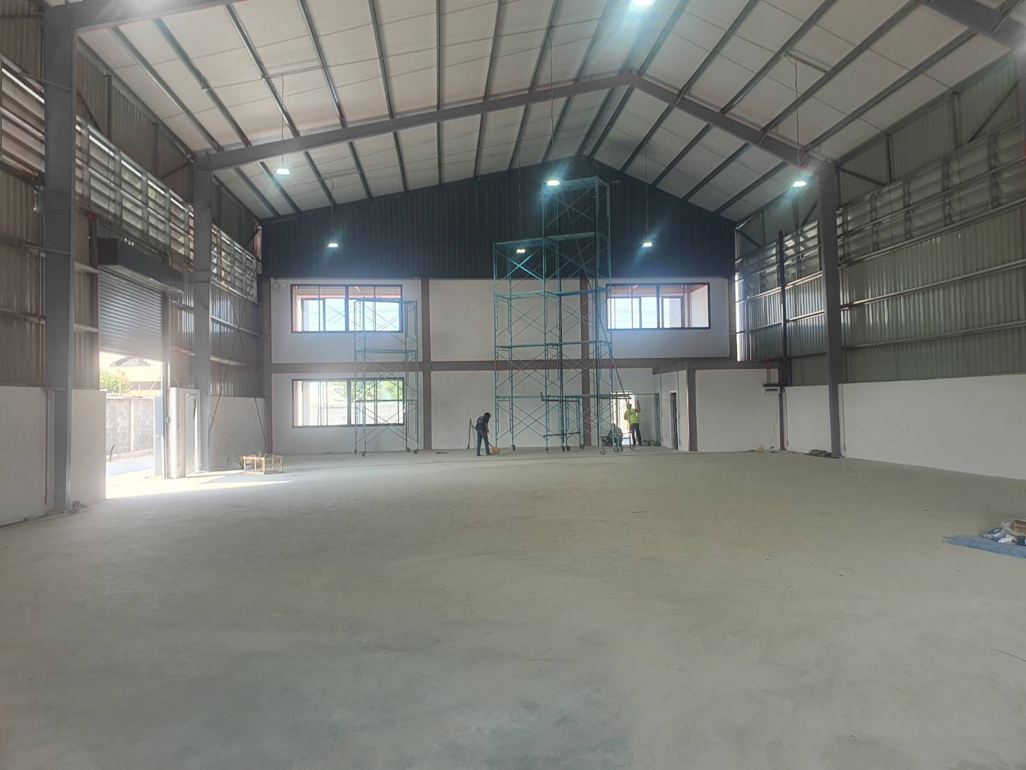 มุมสูงเห็นโรงงานทั้งหลังและพื้นที่รอบข้าง