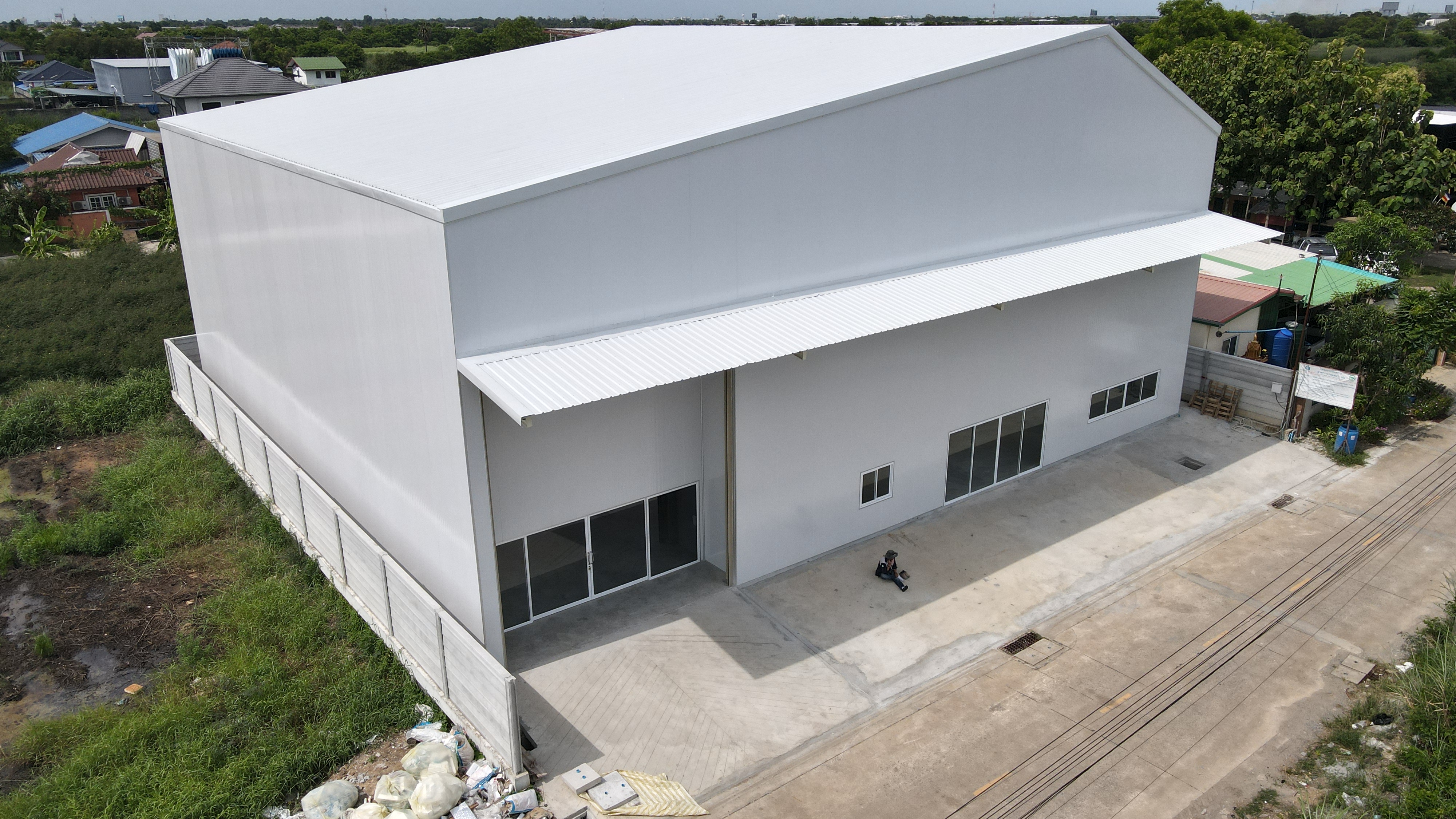 โกดังสำเร็จรูปสีเทา-น้ำเงิน พร้อมลานโหลดสินค้า