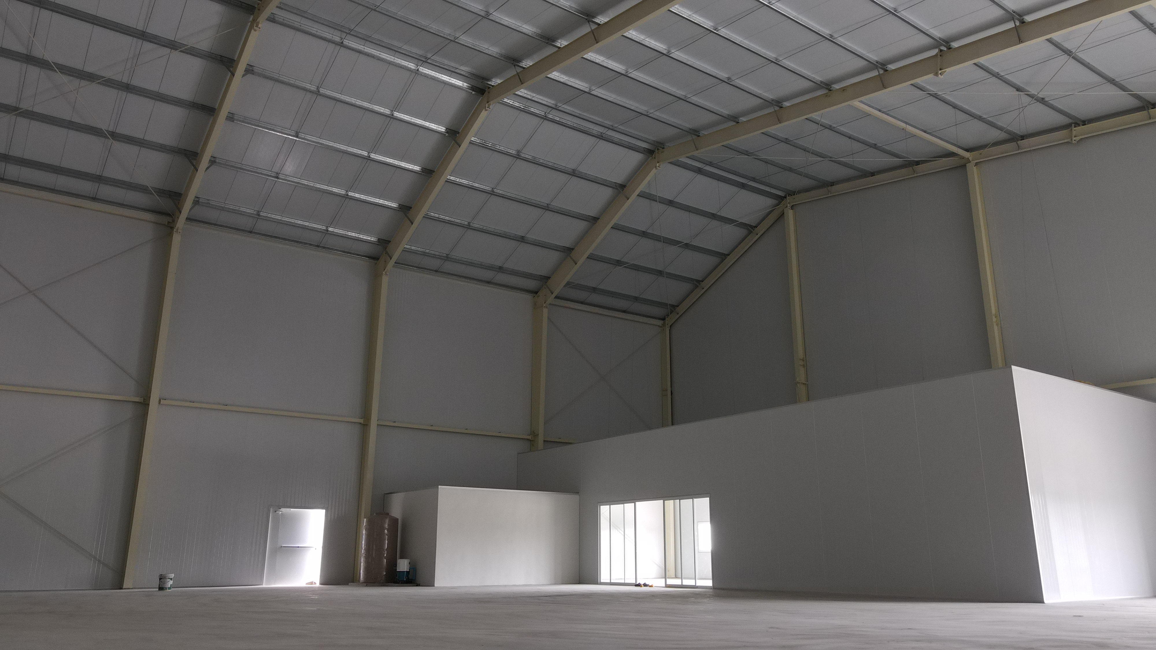 มุมสูงแสดงโซนผลิตและโกดัง