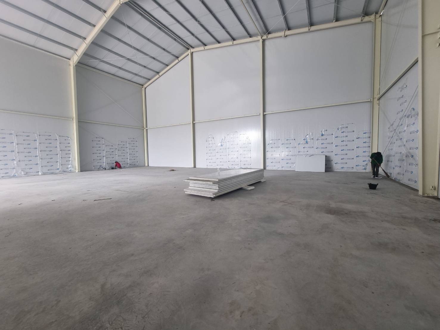 ภายในโกดังโลจิสติกส์ระบบ PEB พร้อมช่องแสงด้านข้าง